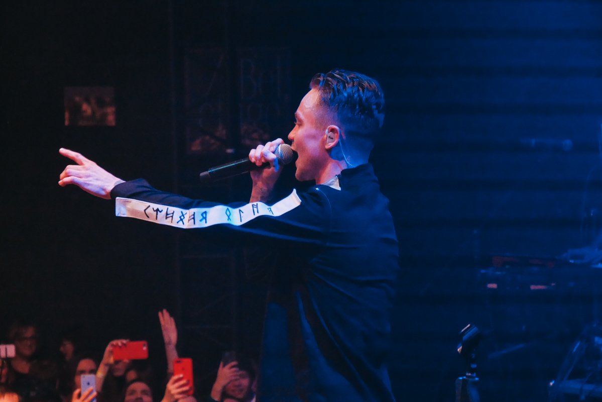 Популярный украинский певец не забыл поздравить девушек с прошедшим Международным женским днем