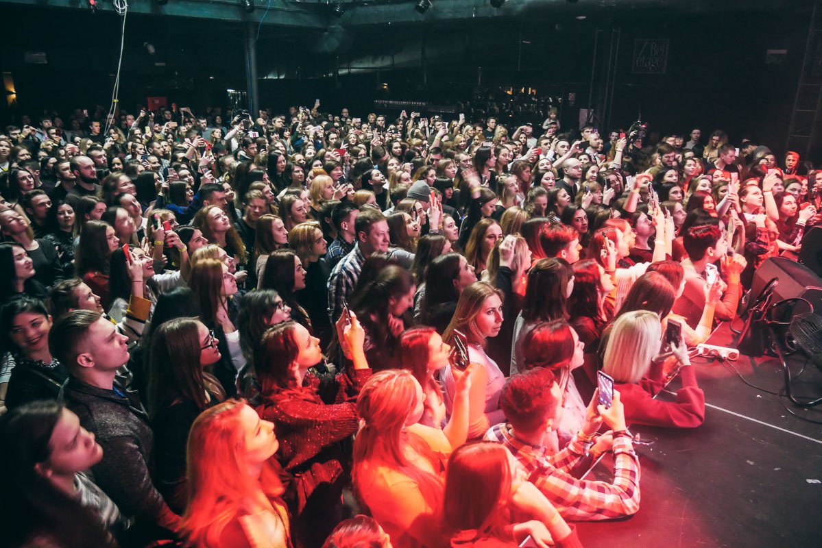 После 2-часового концерта фанатки не хотели отпускать Артема и попросили его спеть песню на бис