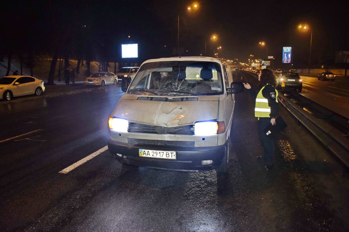 Нацгвардеец угодил под колеса Volkswagen Transporter Нацгвардеец угодил под колеса Volkswagen Transporter