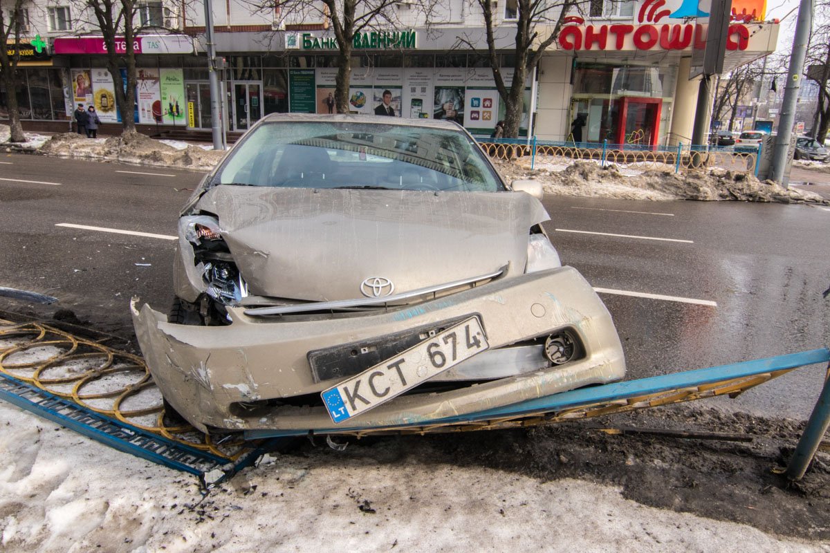 Машину такси задел BMW