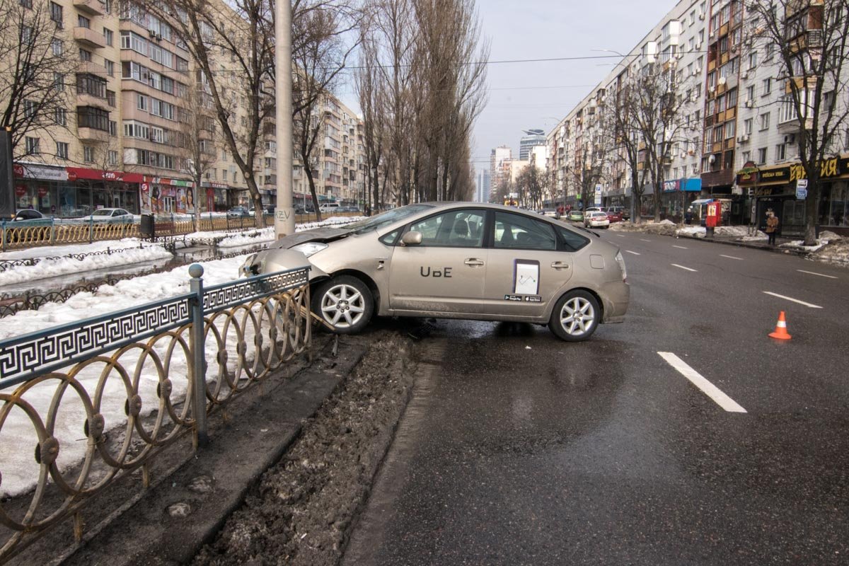 В автомобиле находились два пассажира 