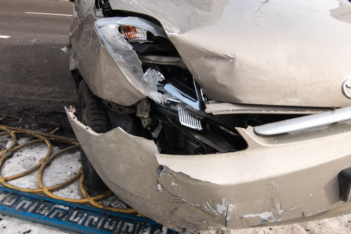 У машины повреждена передняя часть 