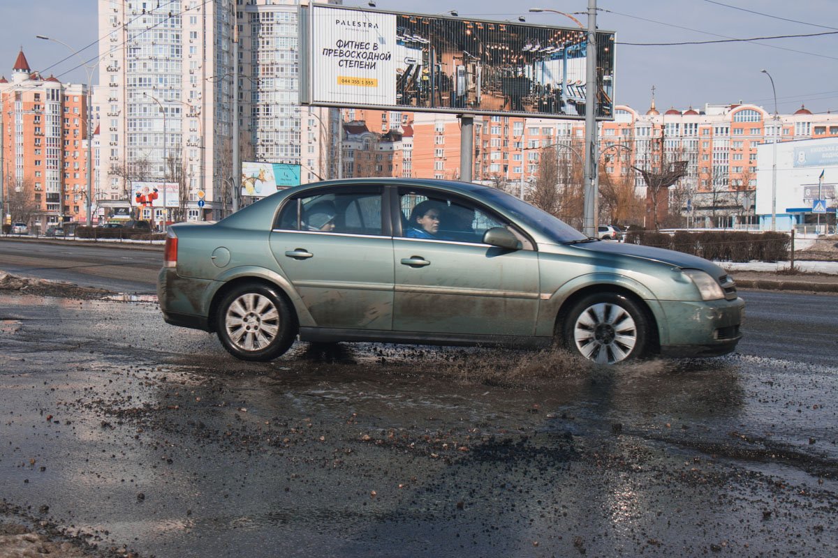 В дырку на асфальте часто попадают автомобили 