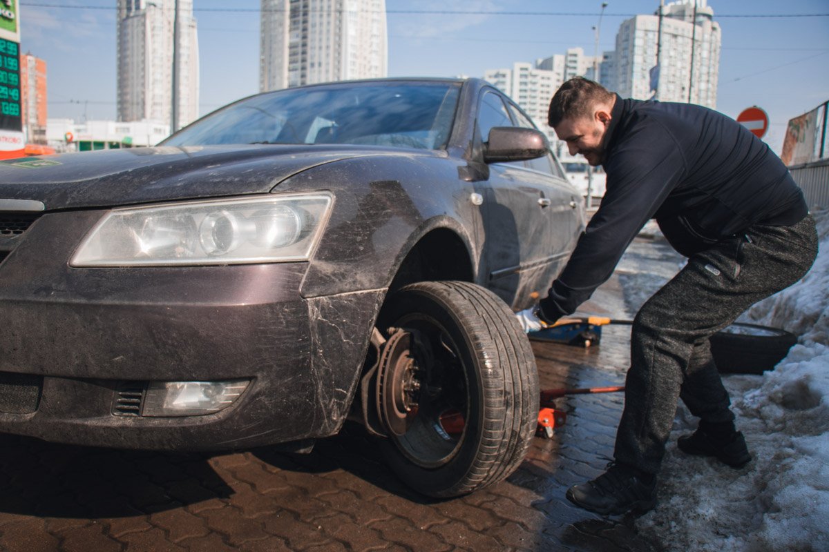 На этом участке дороги машины пробивают колеса 