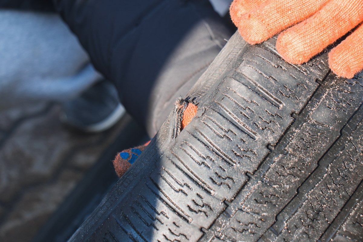 Дырка в покрышке внушительная 