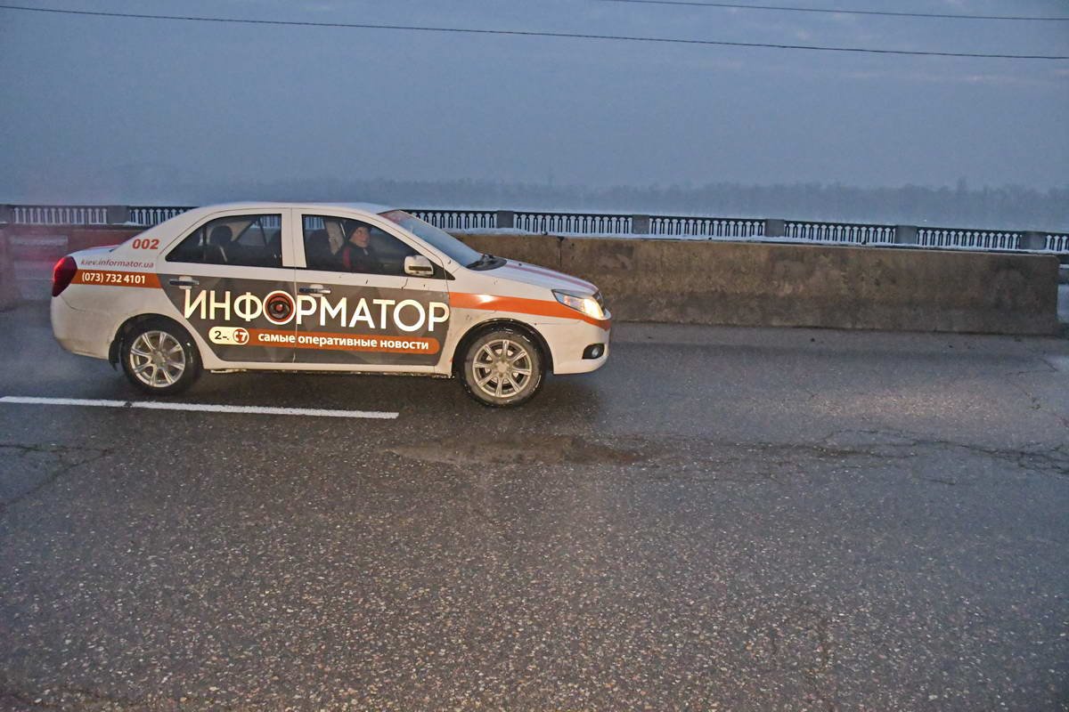 На пересечении улиц Набережно-Крещатицкой и Туровской также ямы 