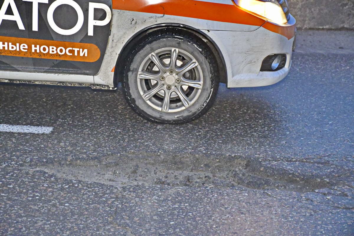 Машина Информатора чуть не угодила в яму 