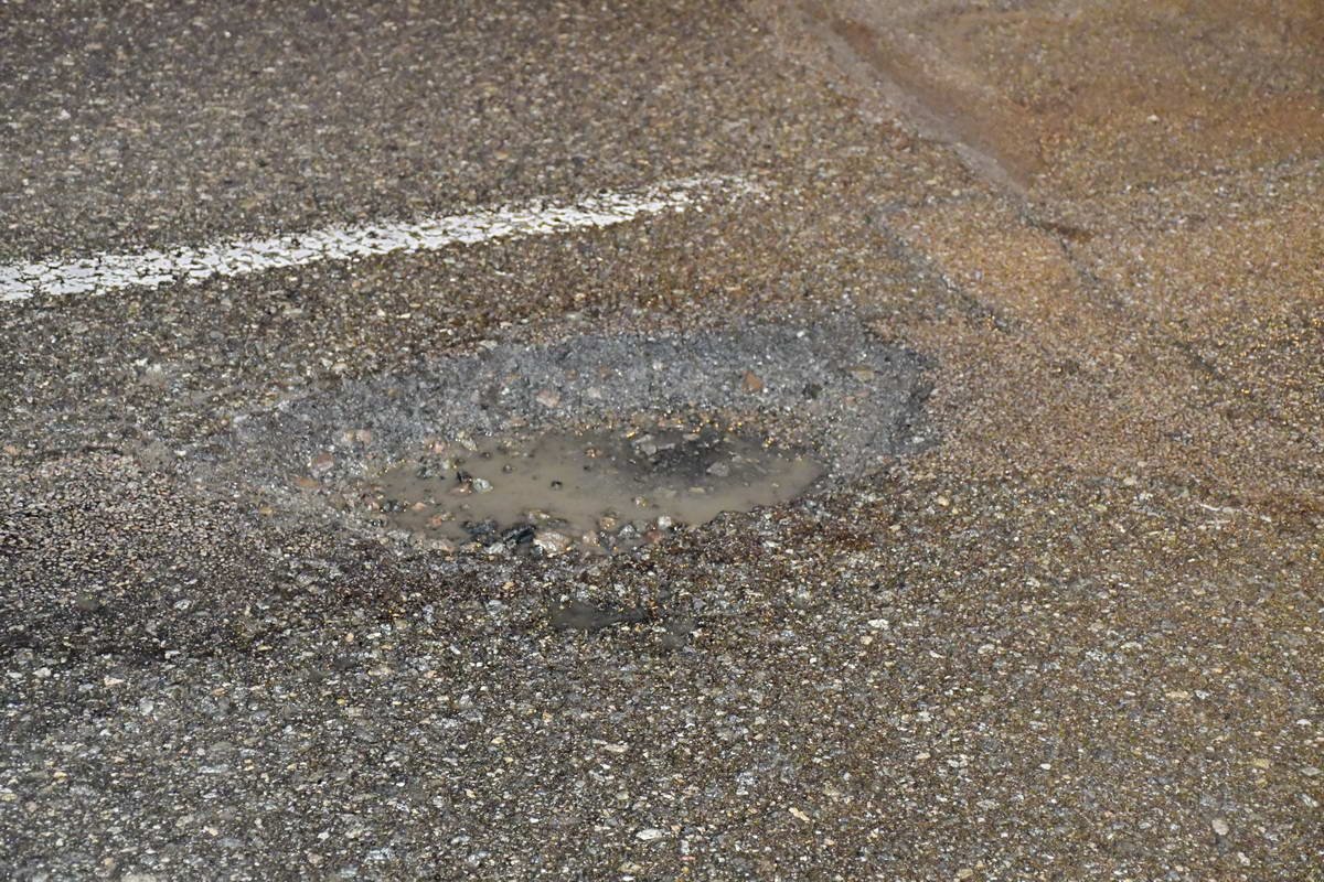 На этом участке дороги несколько дыр 