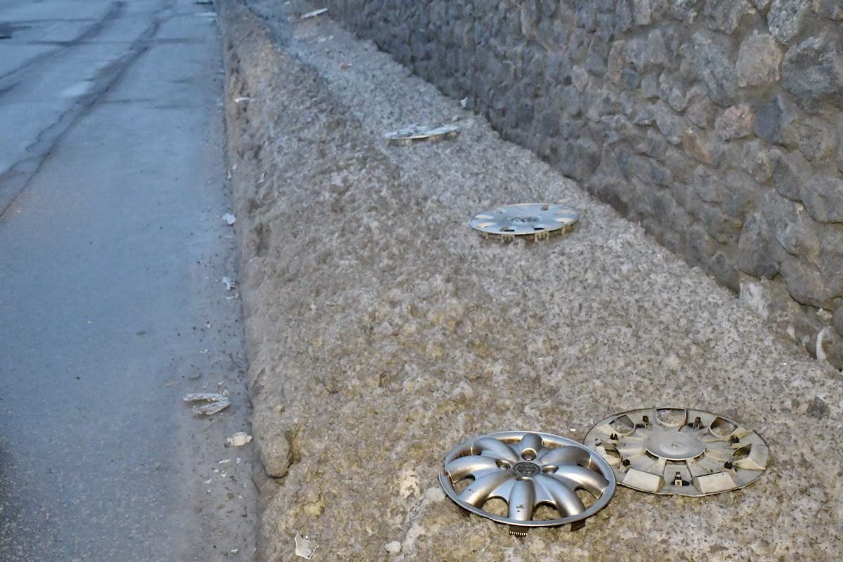 Водители часто оставляют здесь запчасти 