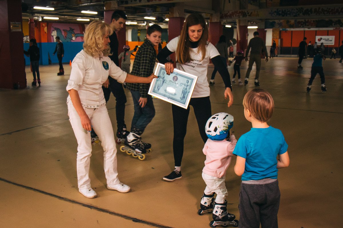 В свои неполные полтора годика Оливия катается на роликах лучше, чем многие взрослые В свои неполные полтора годика Оливия катается на роликах лучше, чем многие взрослые