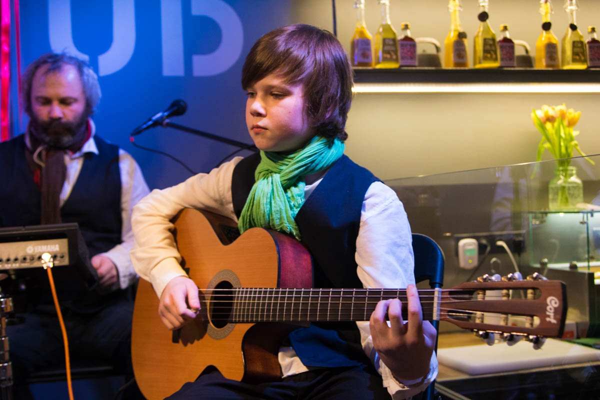 Парень играл очень душевно Парень играл очень душевно