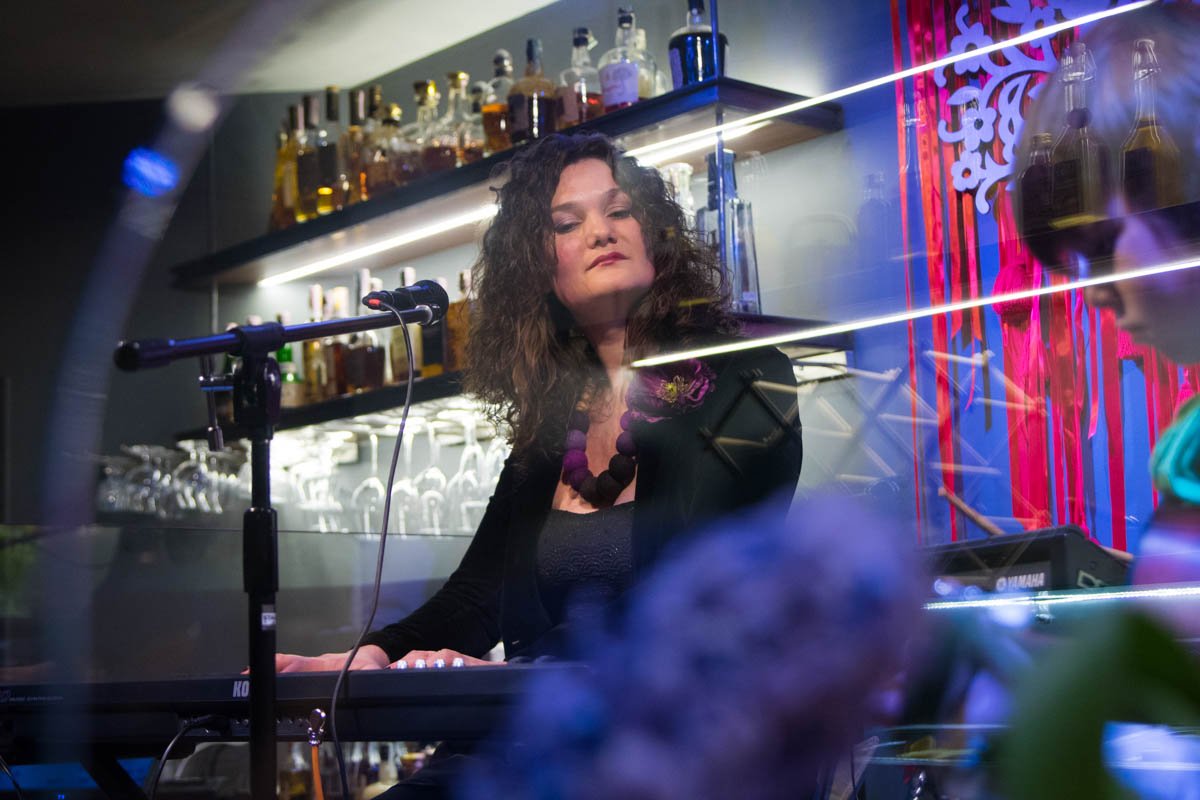 Сама композитор играла на клавишах и пела Сама композитор играла на клавишах и пела