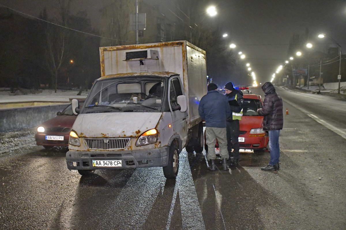 Chevrolet Aveo влетел в Газель и Dacia Logan, стоявшие на светофоре