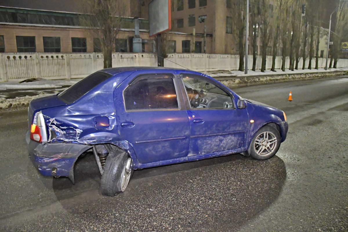 От удара Dacia вылетел далеко за светофор