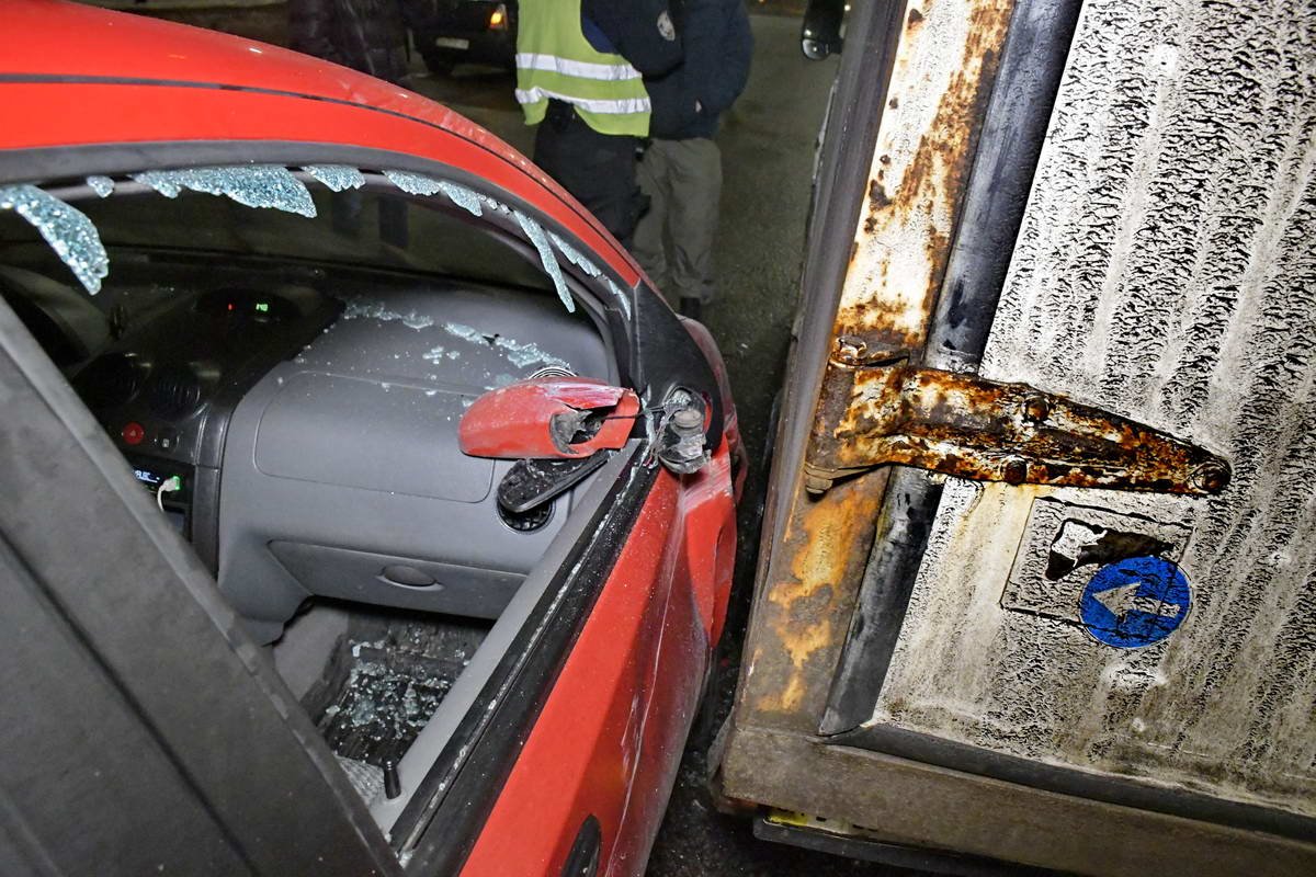 У Aveo разбито стекло и вмятина на передней части