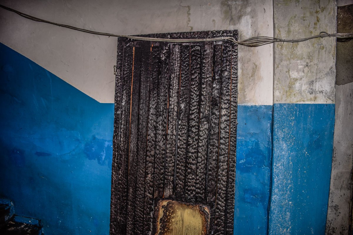 Старые двери и другой строительный мусор, который горел в подъезде Старые двери и другой строительный мусор, который горел в подъезде