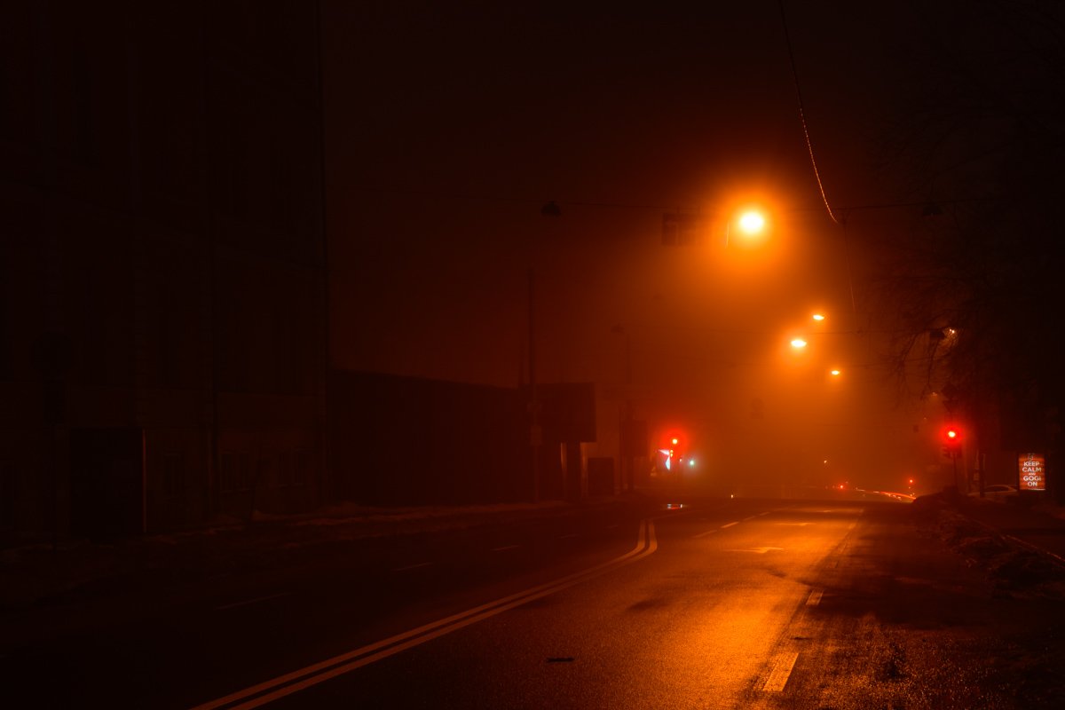 Всего через пару часов эта улица наполнится автомобилями