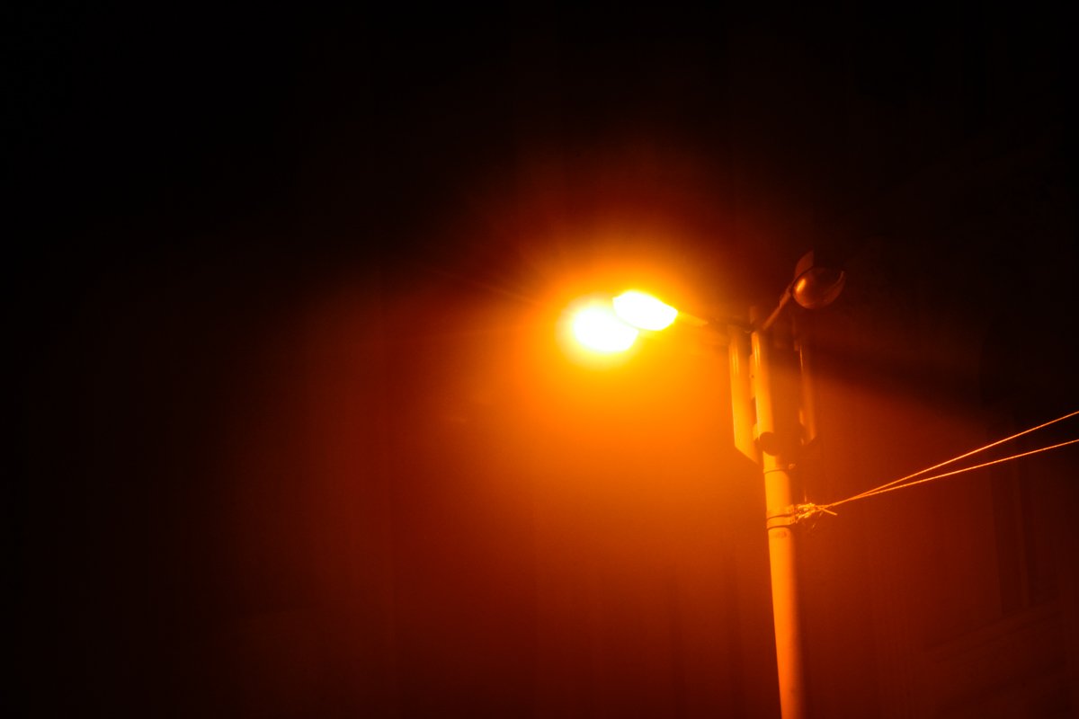 Луч фонаря прорезает густой туман