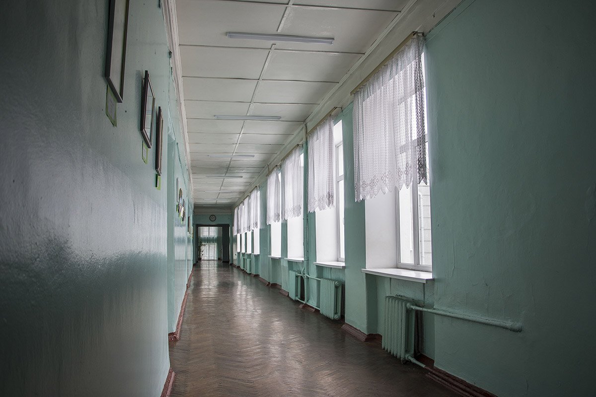 Прогуливаясь по коридору и не скажешь, что здание может рухнуть Прогуливаясь по коридору и не скажешь, что здание может рухнуть