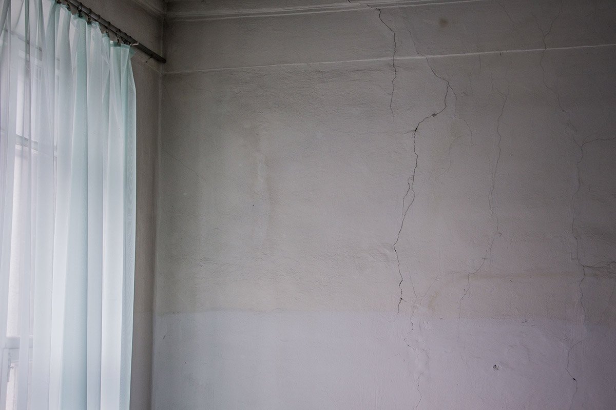 На стенах трещины На стенах трещины