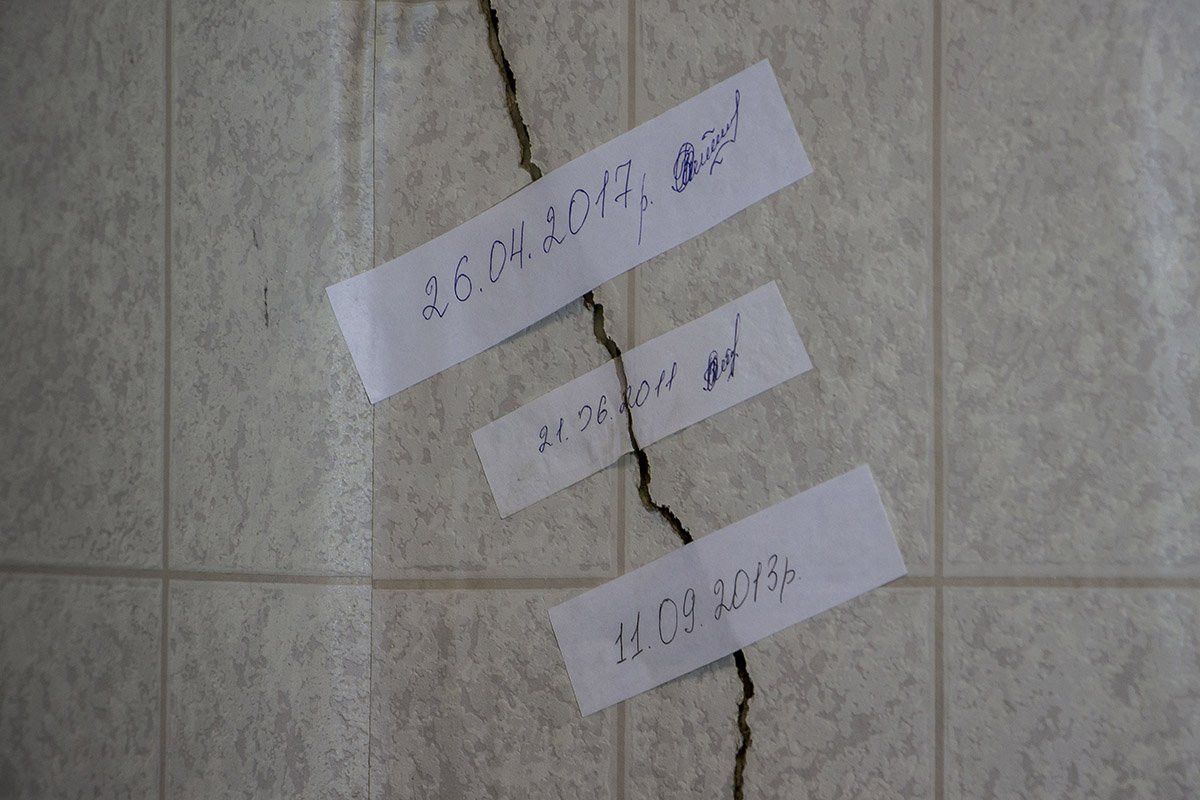 На трещинах стикеры, которые показывают изменения в трещинах На трещинах стикеры, которые показывают изменения в трещинах