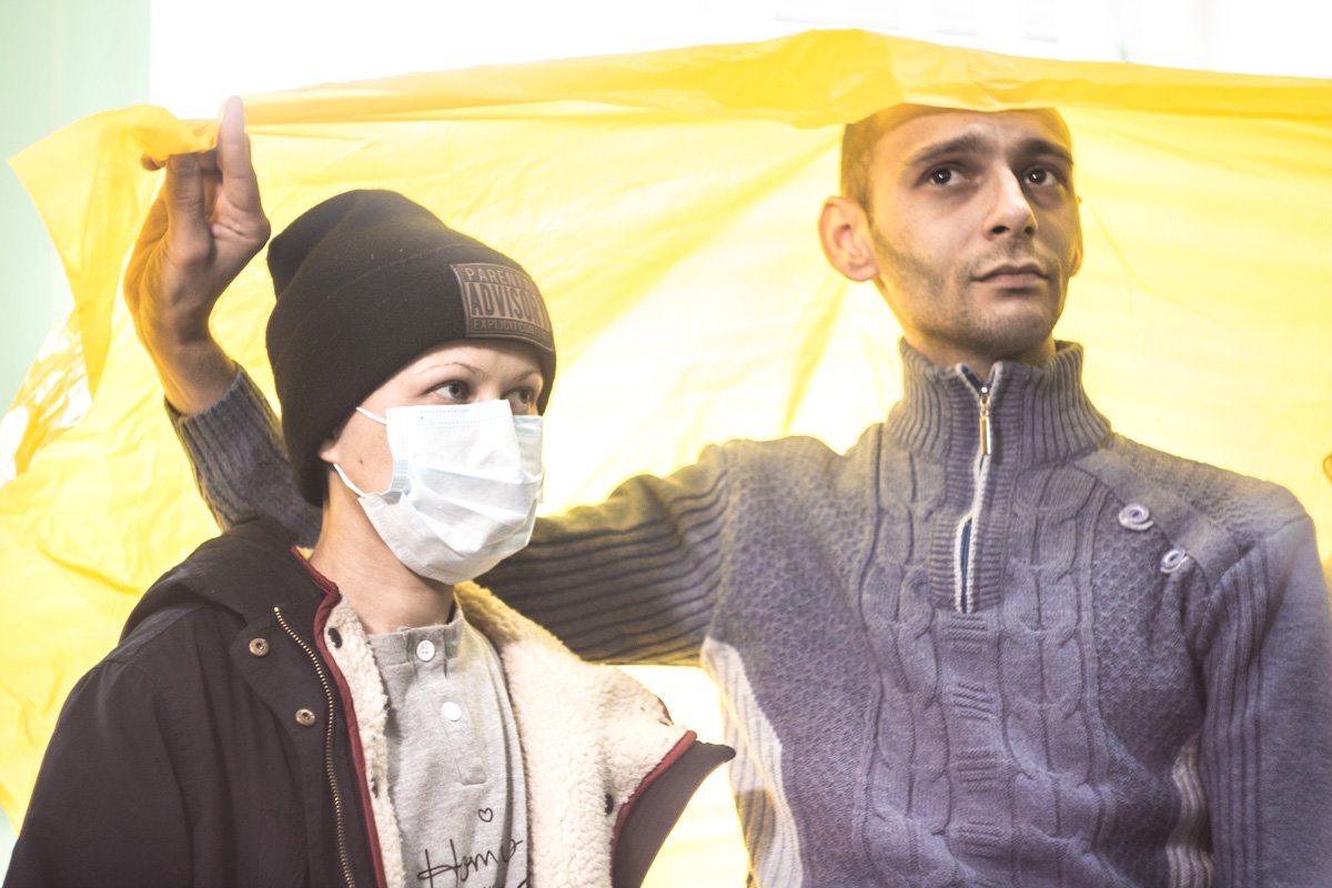 Чтобы не дышать влажным грибковым воздухом, они носят маски Чтобы не дышать влажным грибковым воздухом, они носят маски