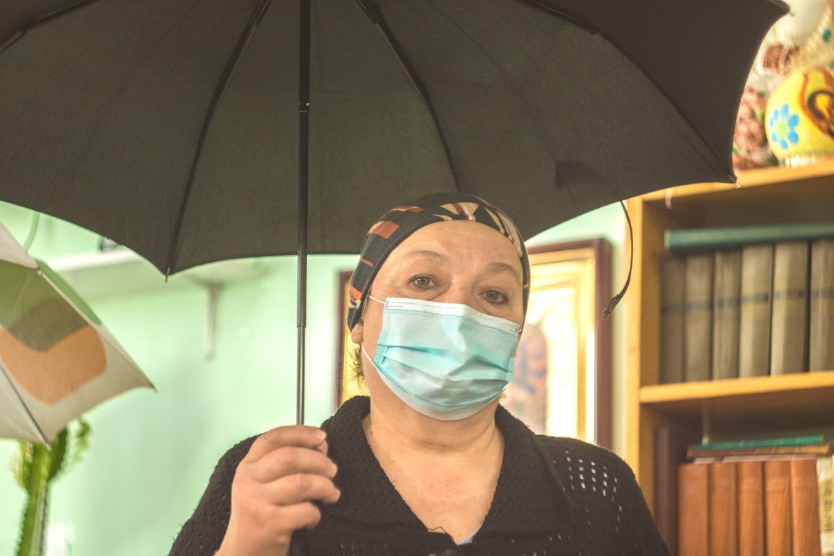 Зонтиками участники акции показывали, как сильно протекает крыша здания Зонтиками участники акции показывали, как сильно протекает крыша здания