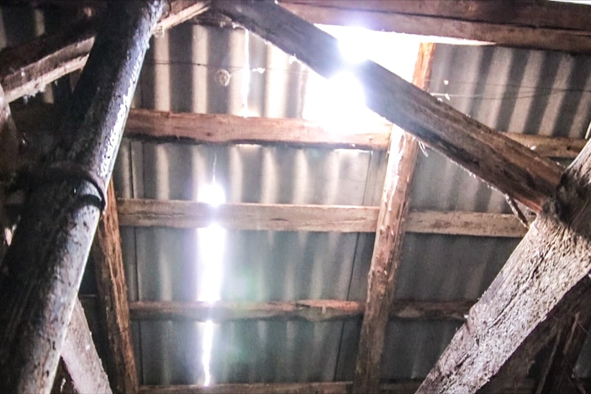 В крыше больницы огромные дырки В крыше больницы огромные дырки