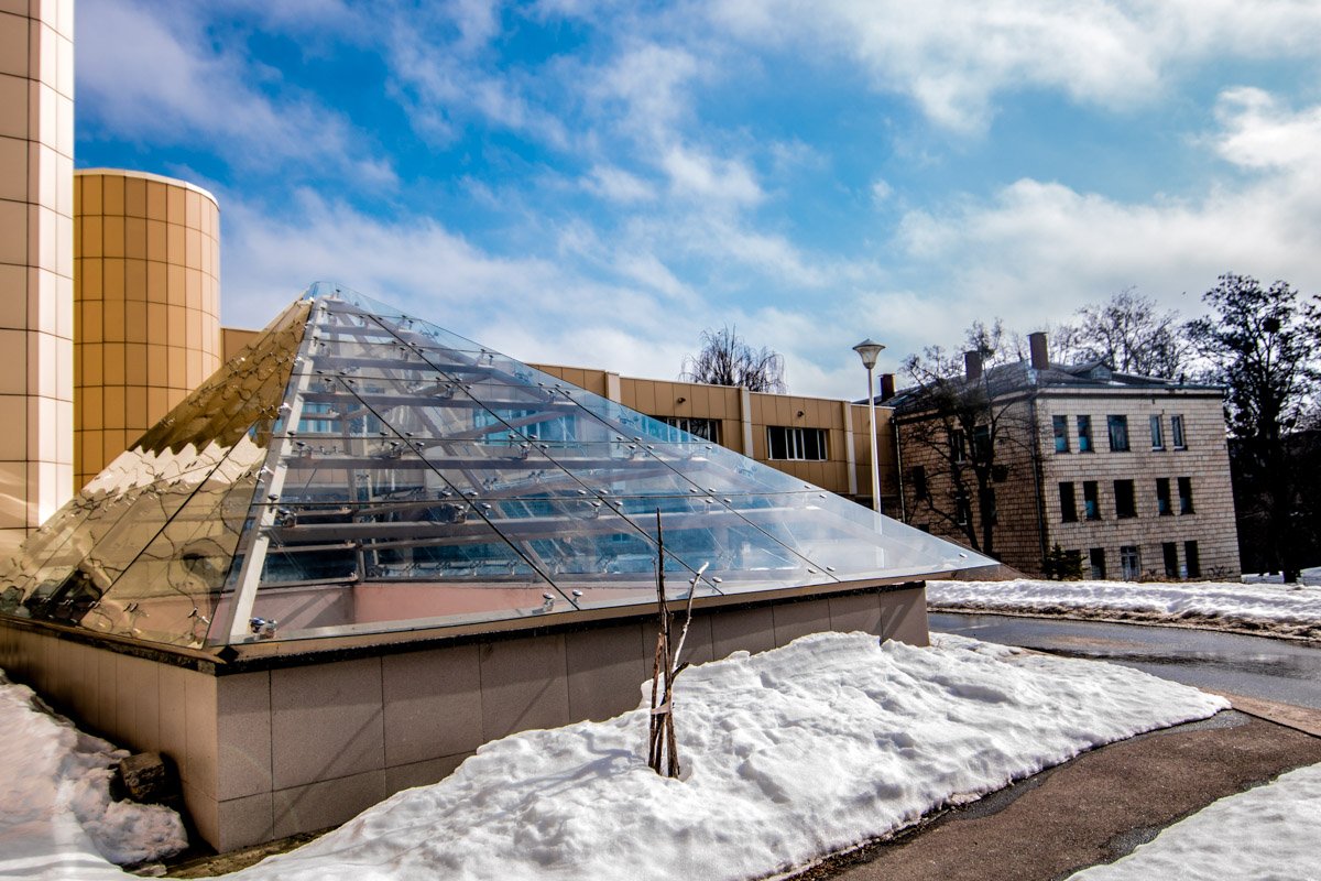 Удивительно, что рядом находится корпус красивой, европейского уровня клиники, на которую деньги нашлись, даже на вот такие пирамиды деньги есть, а на ремонт крыши найти не могут Удивительно, что рядом находится корпус красивой, европейского уровня клиники, на которую деньги нашлись, даже на вот такие пирамиды деньги есть, а на ремонт крыши найти не могут