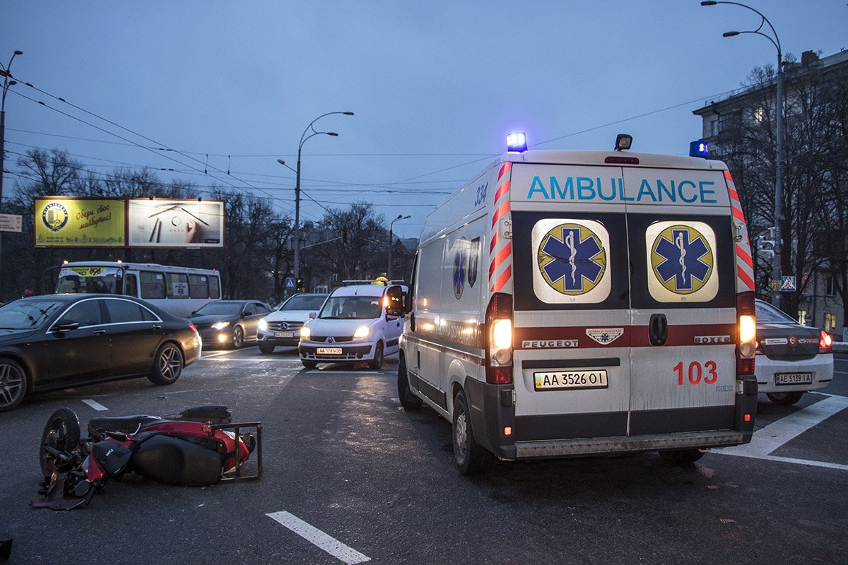 Парня забрала скорая помощь, видимых повреждений у мотоциклиста не обнаружили. Парня забрала скорая помощь, видимых повреждений у мотоциклиста не обнаружили.