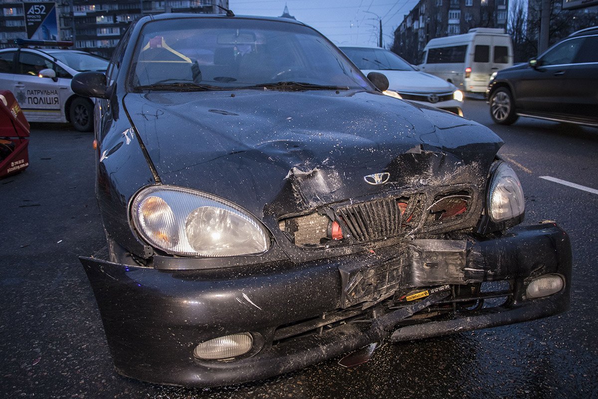 Водитель Daewoo Lanos, которому на вид 50-55 лет, находился в шоковом состоянии, разговаривал только с сотрудниками патрульной службы Водитель Daewoo Lanos, которому на вид 50-55 лет, находился в шоковом состоянии, разговаривал только с сотрудниками патрульной службы