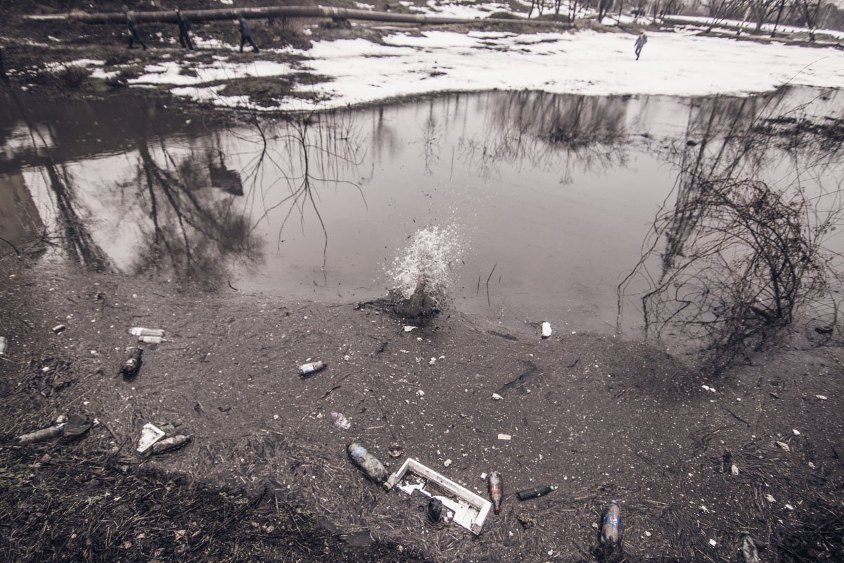 В луже можно найти не только кучу мусора, но и потерянные части автомобилей, которые пытались преодолеть это водное препятствие