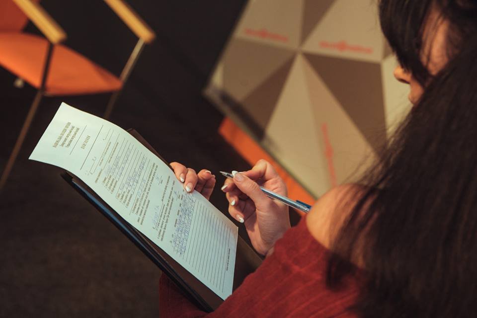 Журналист Информатора заполняет "Пояснення" по факту передачи госномеров