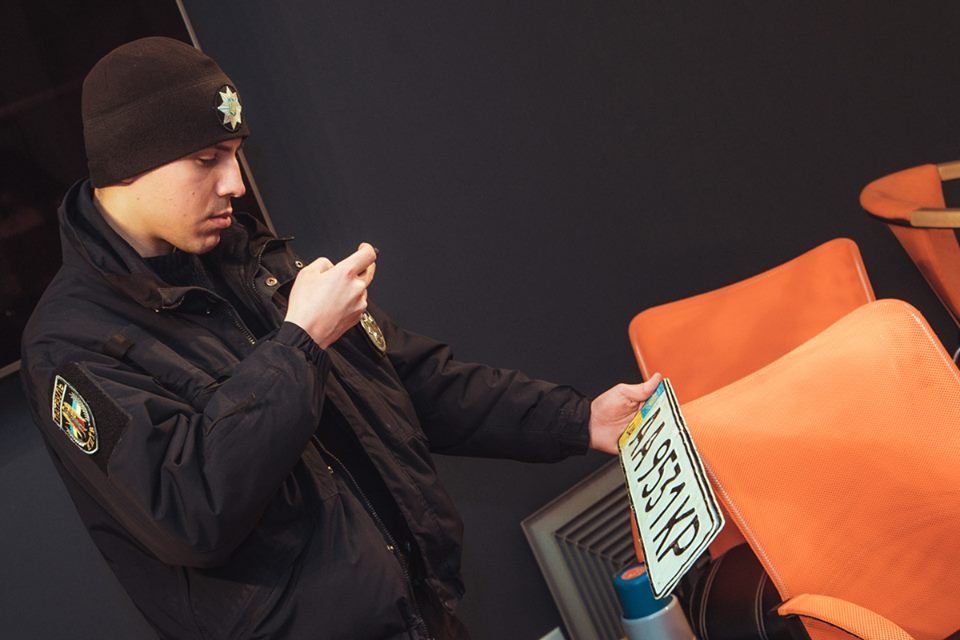 Если вы нашли госномера, нужно вызвать патруль, позвонив на 102