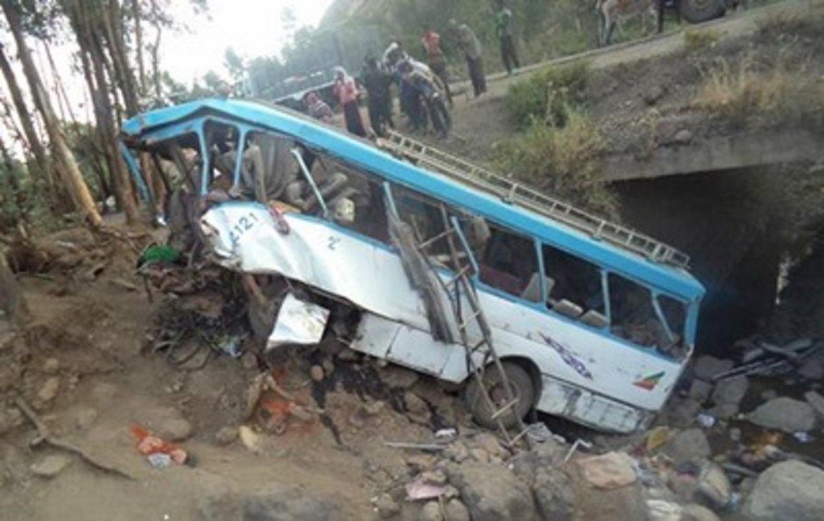 В Эфиопии пассажирский автобус рухнул с обрыва