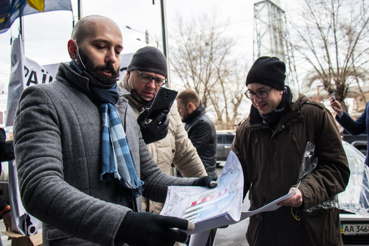 Митингующие принесли с собой рисунки детей
