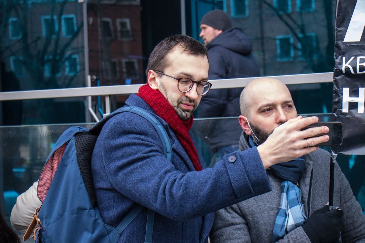 К акции активистов присоединился также нардеп Сергей Лещенко.