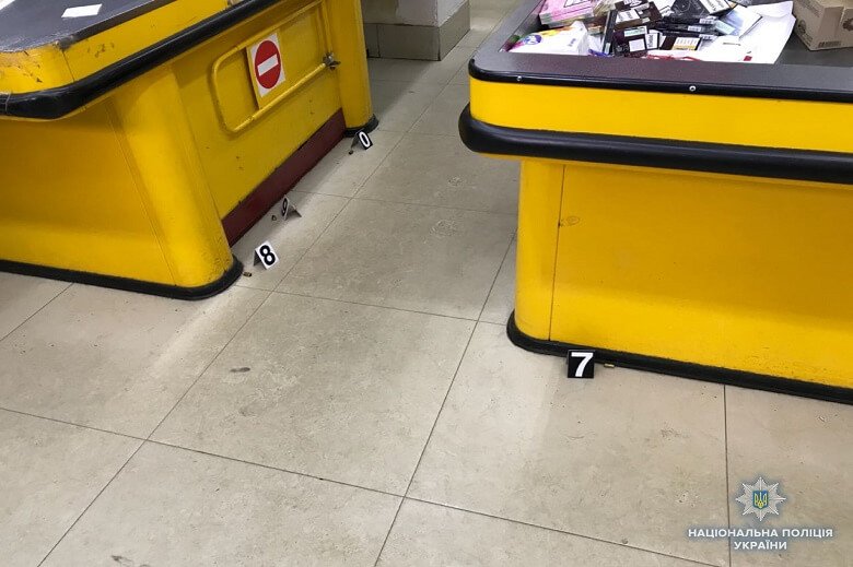 Мужчина открыл стрельбу прямо в магазине