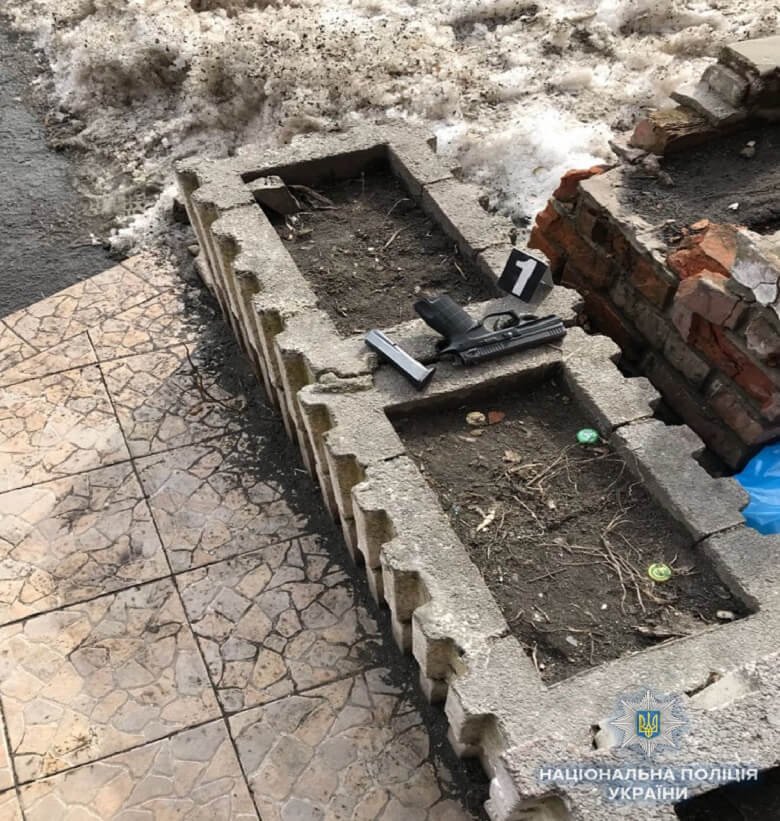 Стрелка задержали полиция задержала. Оружие, которое он выбросил на улице, изъяли