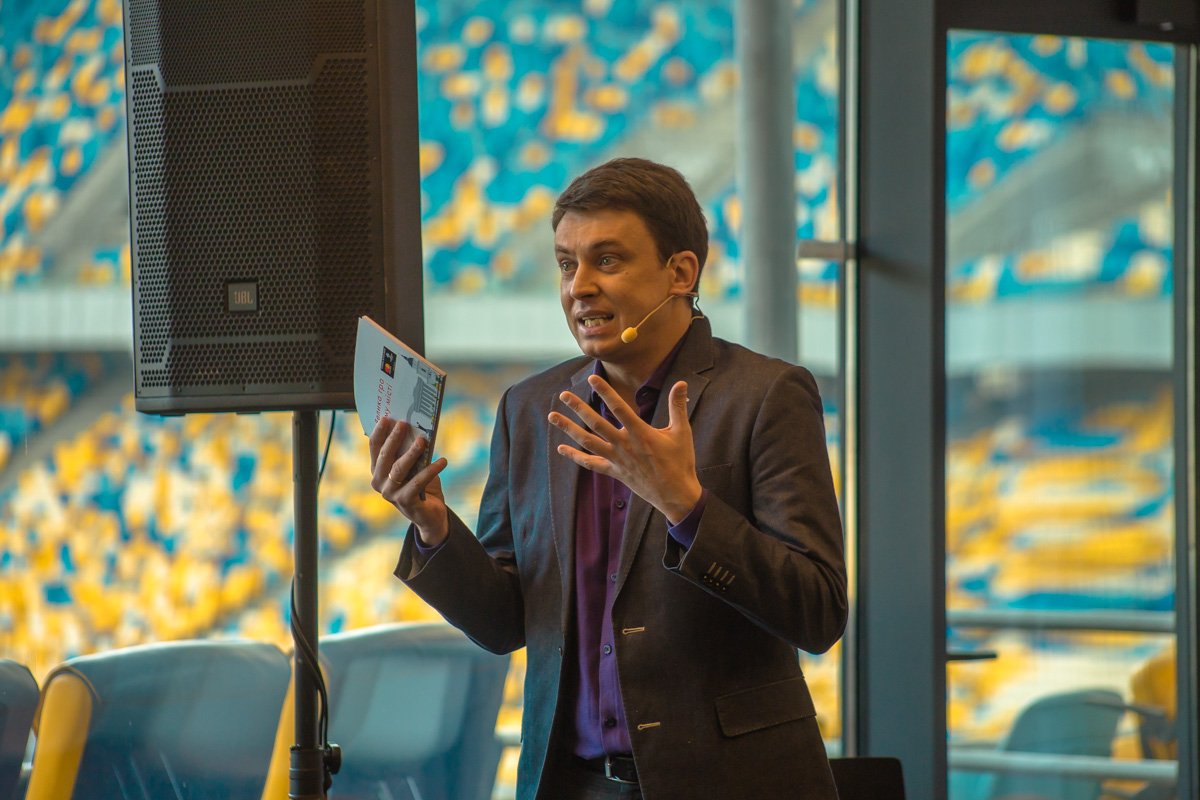 "Футбол об'єднує" - сказал ведущий Игорь Цыганык