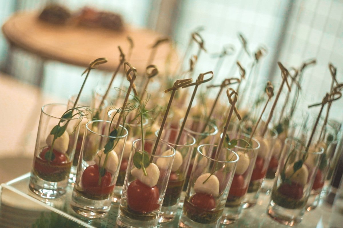 Гостей мероприятия угощали вкусными закусками и различными напитками