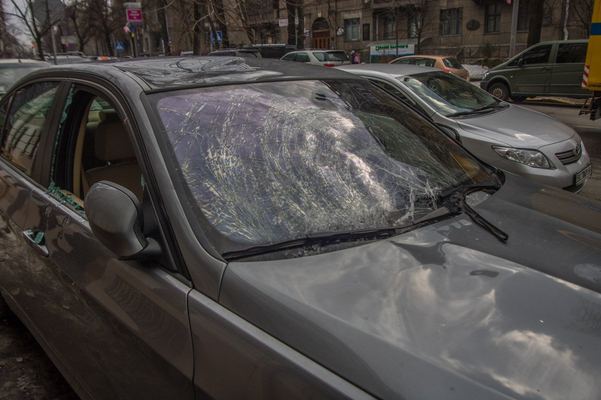 Льдина, судя по повреждениям, упала на крышу автомобиля