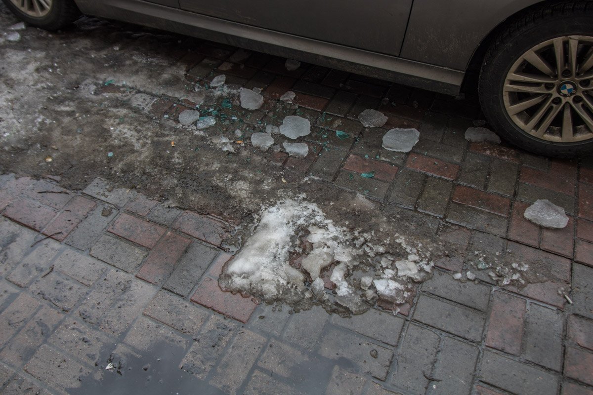 Осколки льдины валялись вокруг разбитой машины