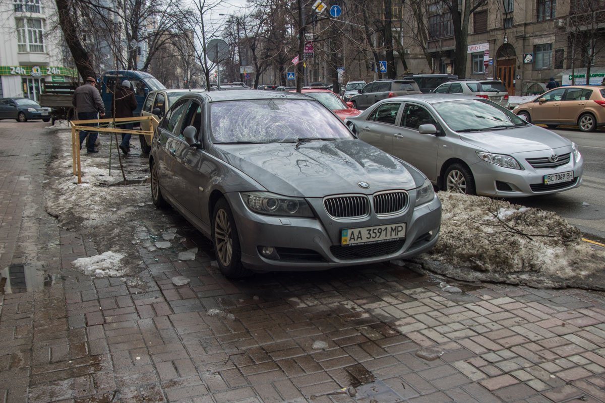 Автомобиль был припаркован на тротуаре