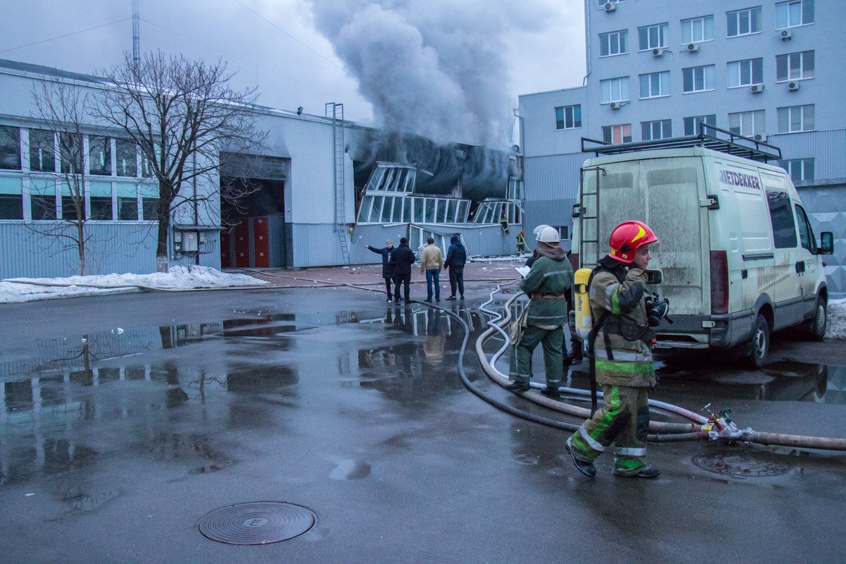 На улице Академика Туполева произошел пожар в складском здании