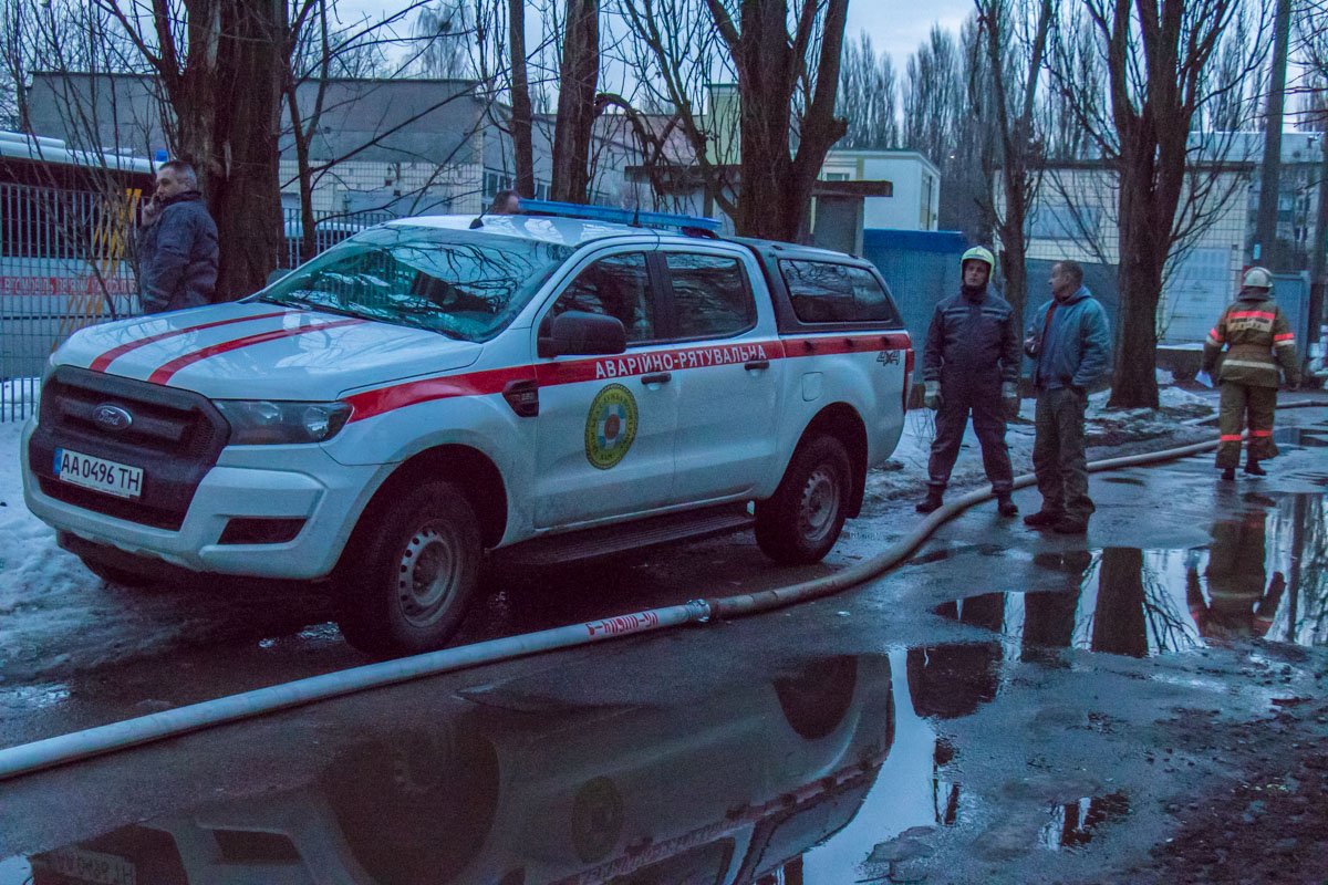 Из пылающего помещения сотрудники ГСЧС вынесли 10 газовых баллонов