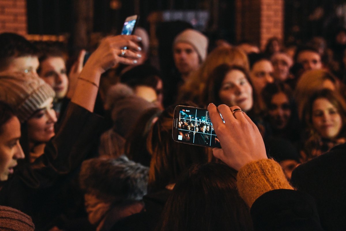Фанаты лишь видели клип, но не слышали песню на премьере