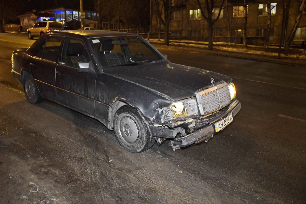 Mercedes с места ДТП уехал своим ходом