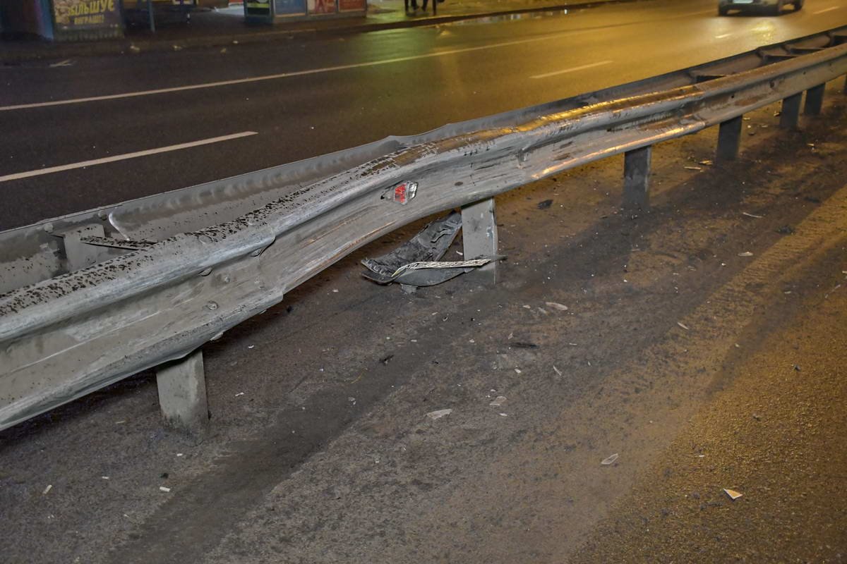 От вылета на встречную полосу движения, спас оградительный отбойник