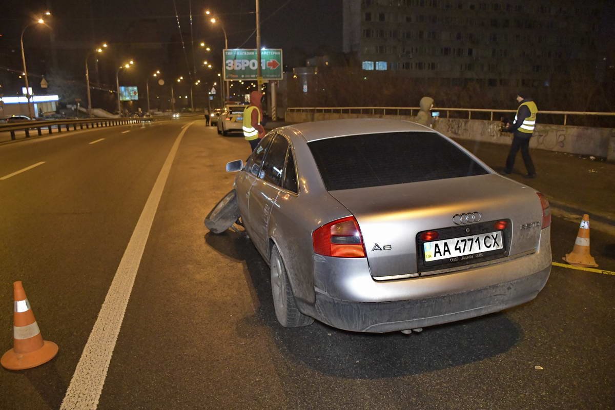 От удара об оградительный отбойник Audi сделала минимум два оборота вокруг своей оси и остановилось в первой полосе